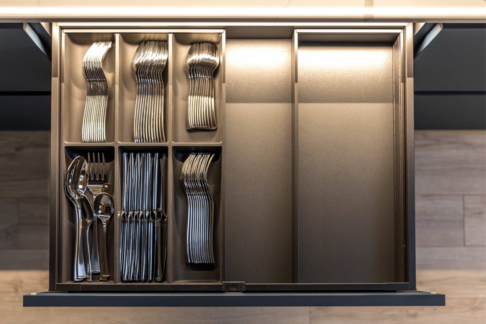 ALUMINIUM CUPBOARD / WARDROBE
